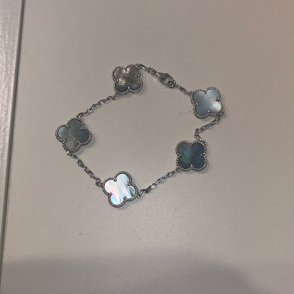 Fashion Clover Bracelet Grey Inspired - Picture 2 of 5